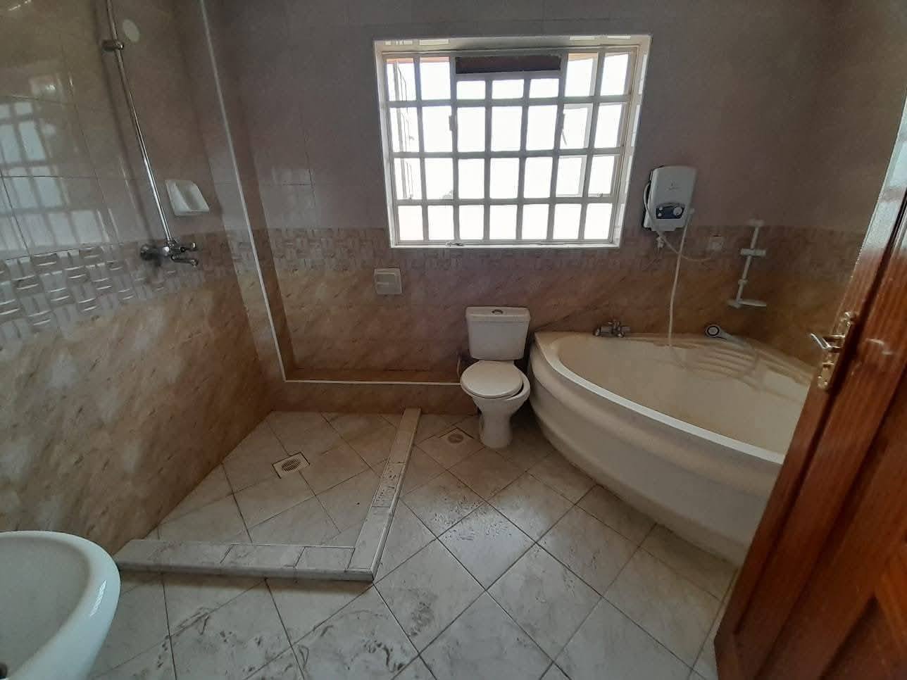 5 Bedroom All En-suite + DSQ for Rent in Kitengela Town