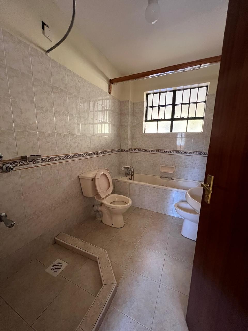 4-Bedroom All En-Suite Apartment To Let – Ole Dume Road