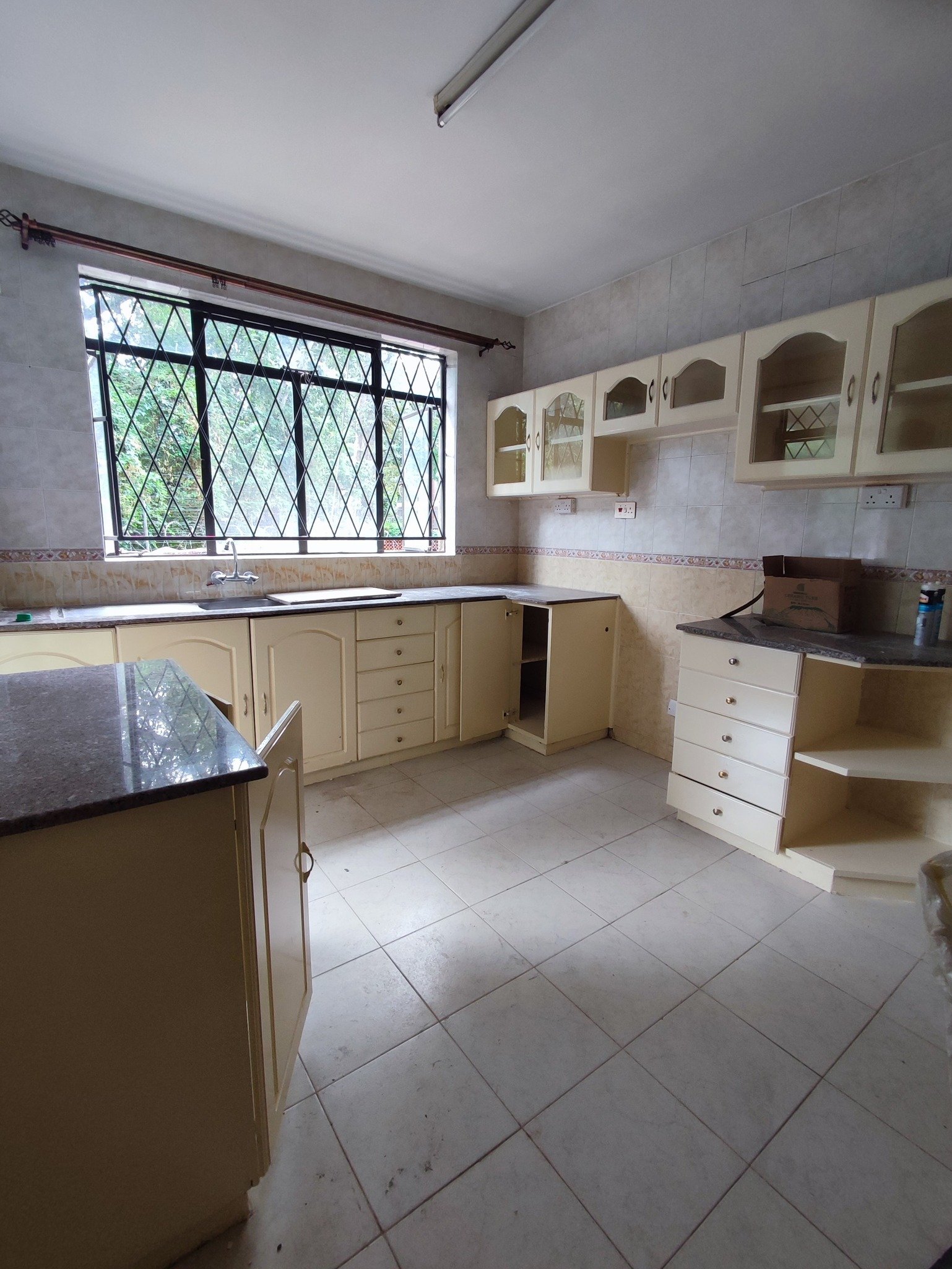 Spacious 3-Bedroom Apartment + SQ To Let – Off Ole Dume Road