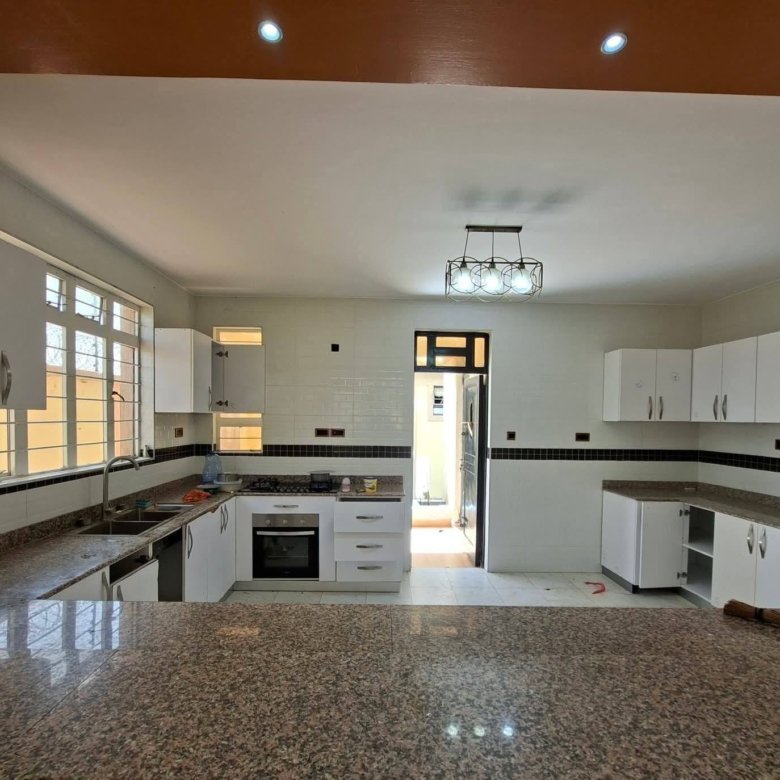 Exquisite 5 Bedroom House + 2 Bedroom DSQ For Rent Syokimau
