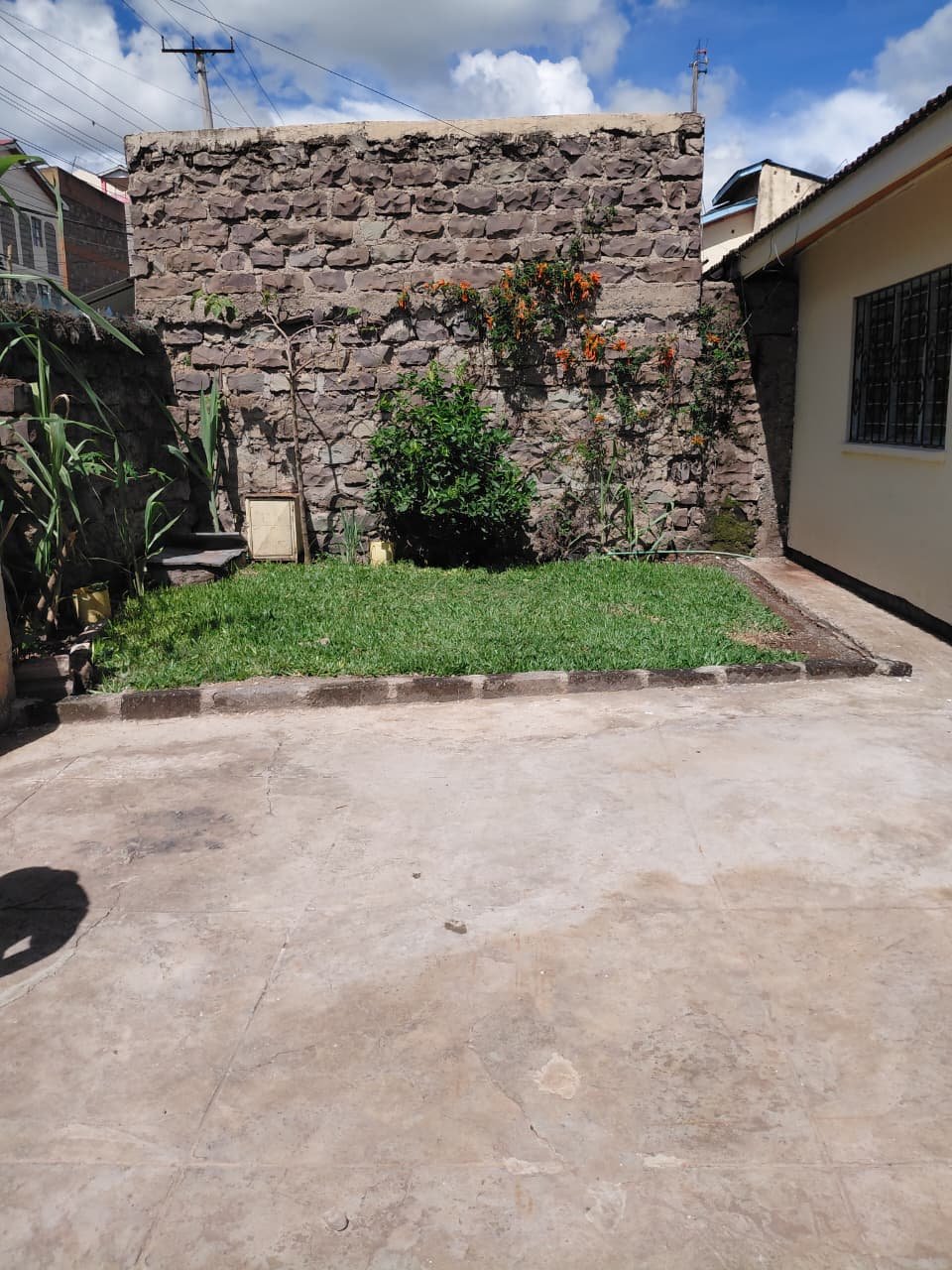 3 Bedroom Main House To Let in Tena Estate