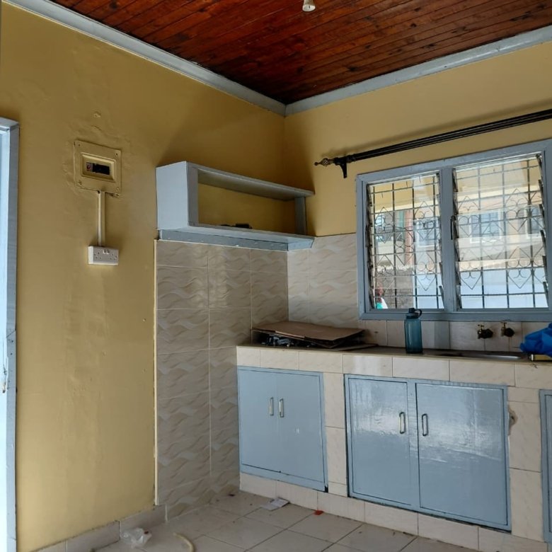 3 Bedroom Main House To Let in Tena Estate