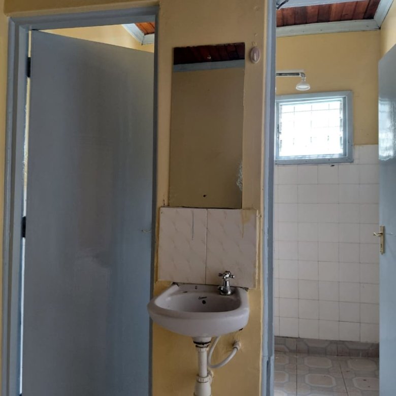 3 Bedroom Main House To Let in Tena Estate