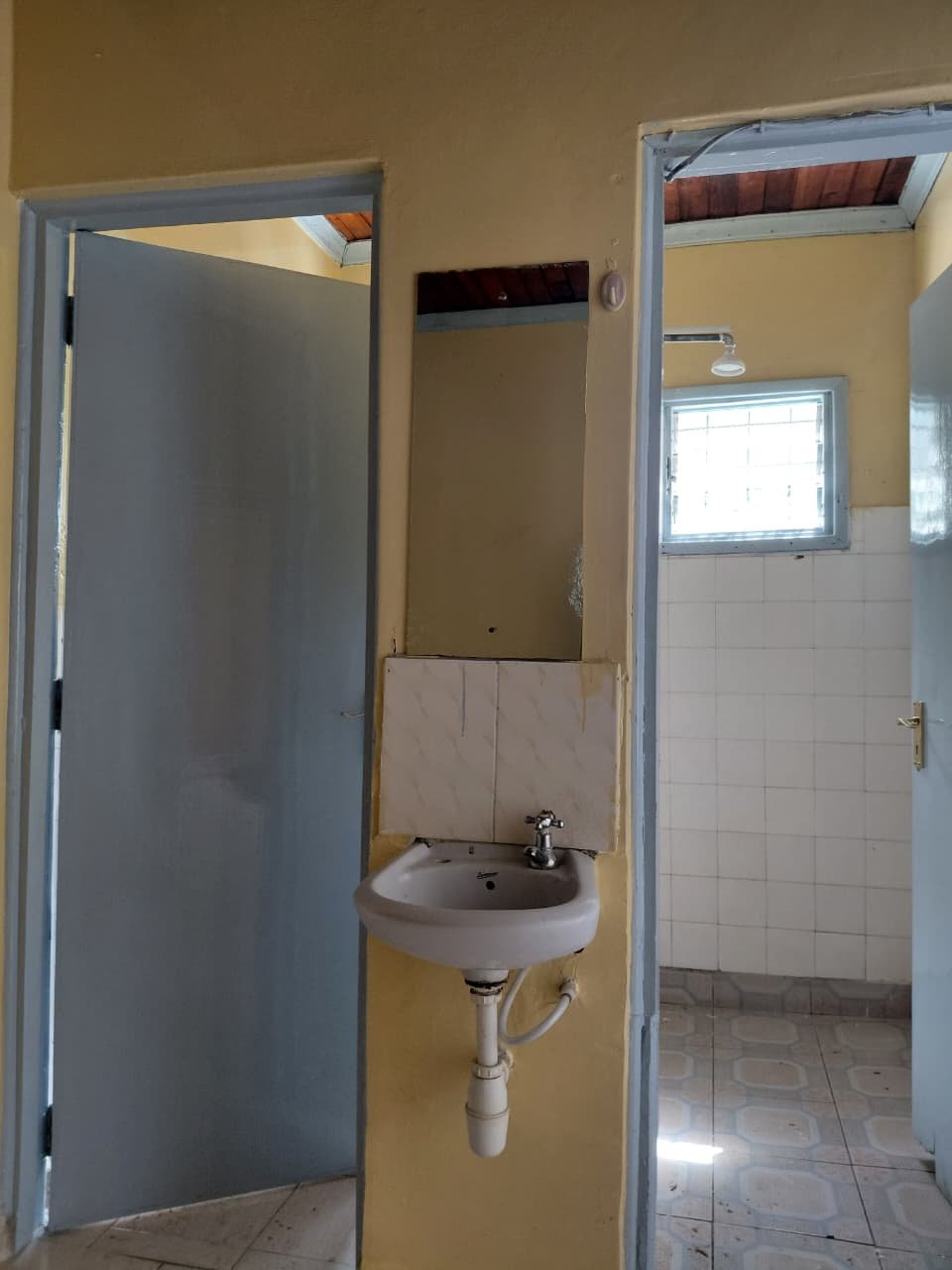 3 Bedroom Main House To Let in Tena Estate