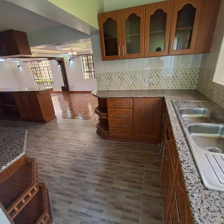 5 Bedroom Master En-suite Plus Dsq In Kitengela, Namanga Road